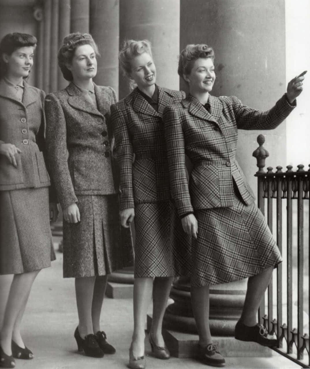 1940s Women Fashion Group Photo Wallpaper