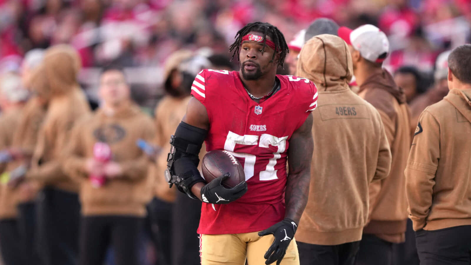 49ers Linebacker Dre Greenlaw On Field Wallpaper