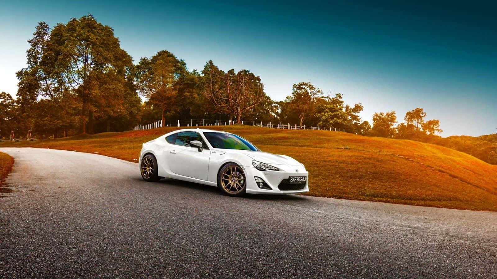 4k Toyota 86 Glossy White Wide Shot Wallpaper