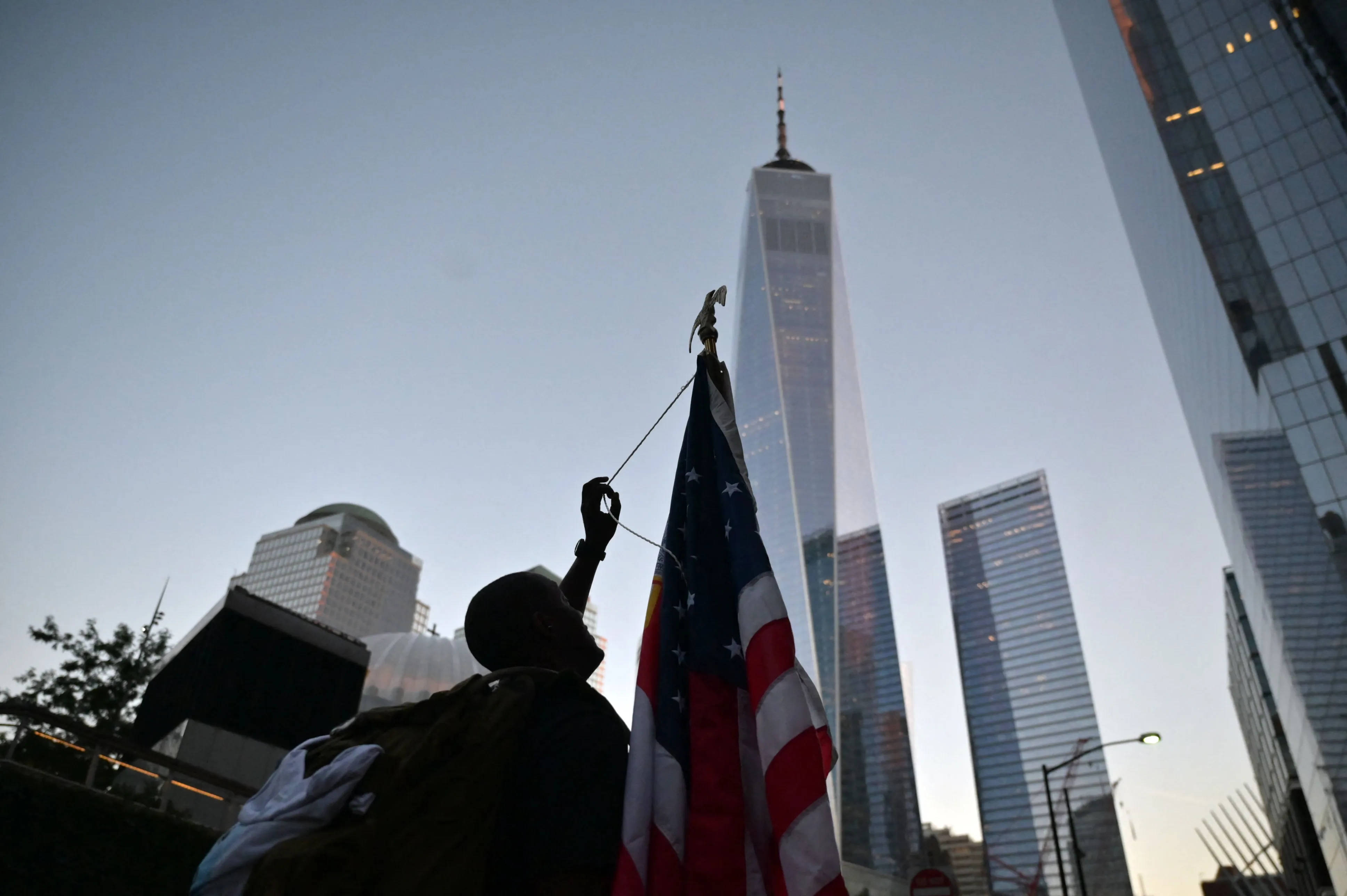 911 Memorial Raising The Flag Wallpaper