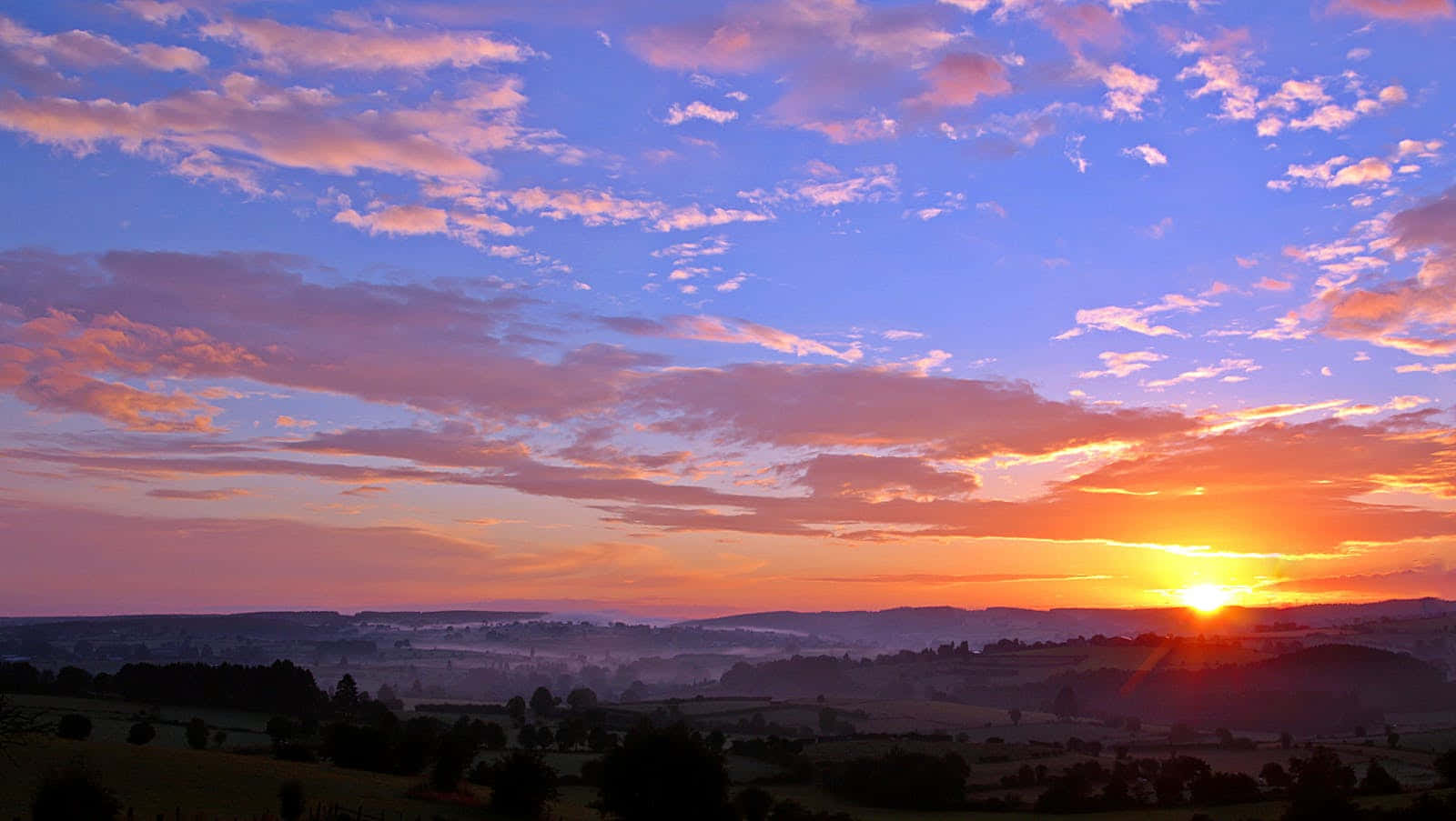 A Beautiful, Vibrant Sunset Filled With Pinks And Oranges Wallpaper