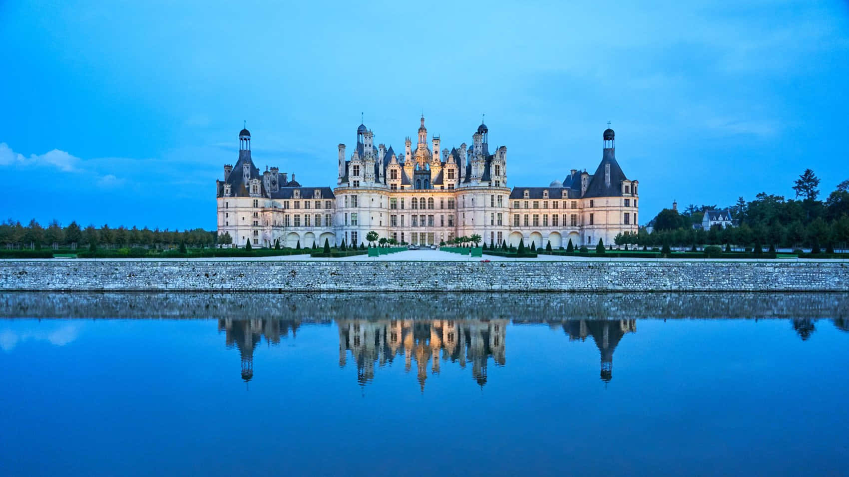 A Majestic Night View Of The Chateau De Chambord Wallpaper