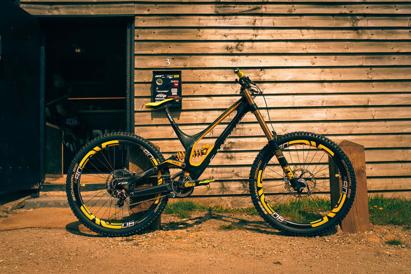 A Mountain Bike Leaning Against A Building Wallpaper