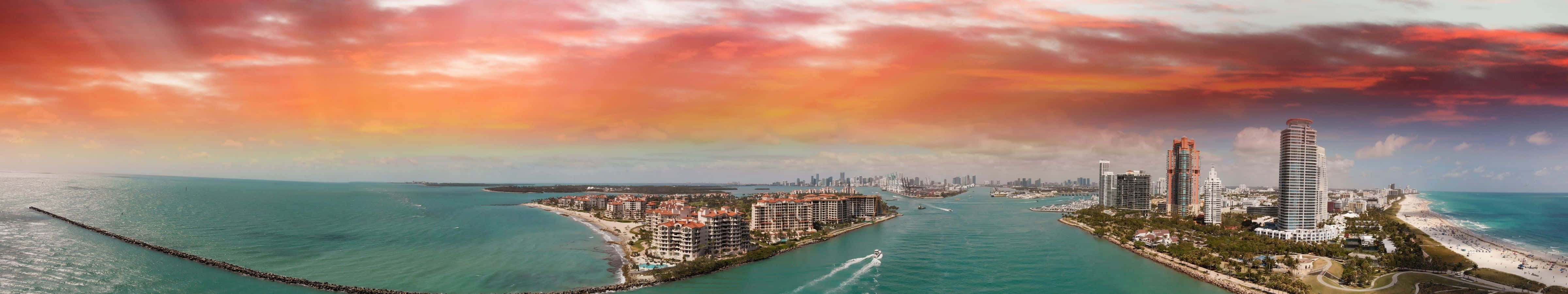 A Panoramic View Of The Ocean And Skyline Wallpaper