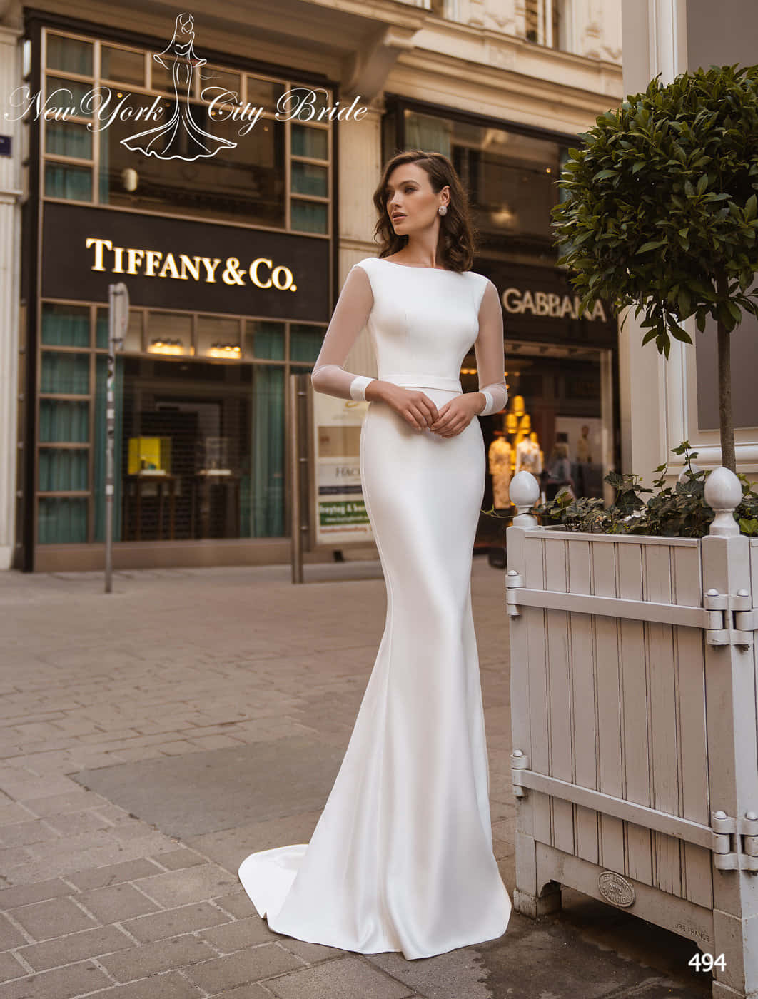 A Stunning And Sophisticated White Wedding Dress Wallpaper