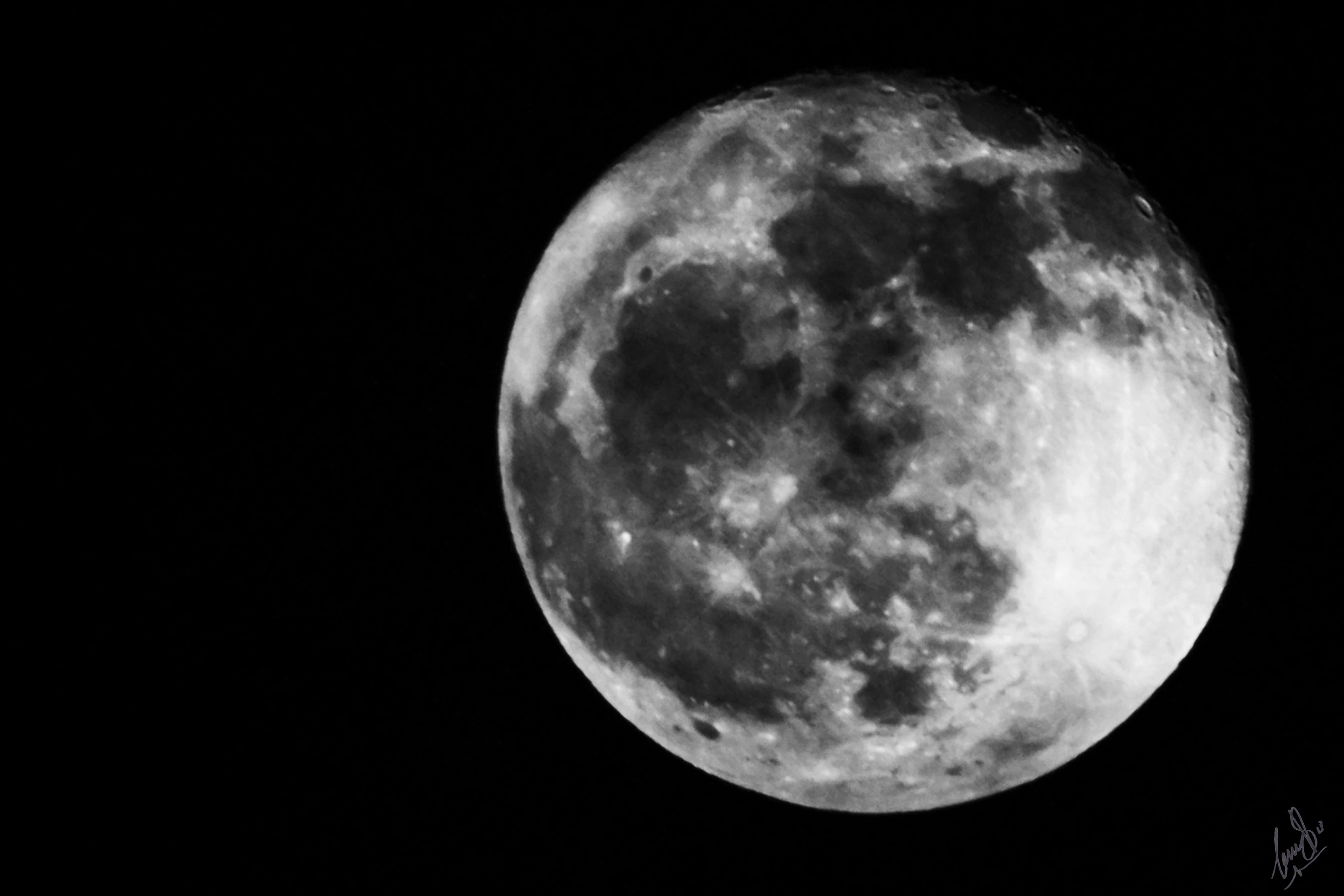 A Stunning Display Of The Waning Gibbous Moon Wallpaper