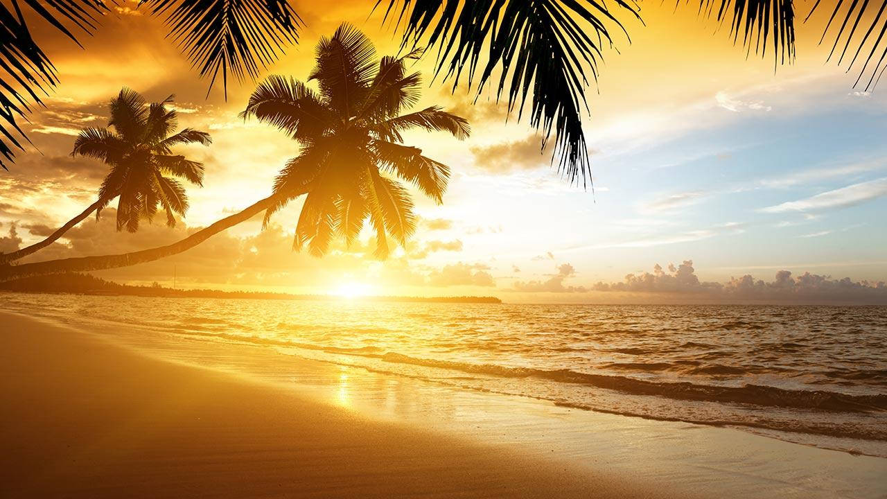 A Stunning Sunset Over The Beach Wallpaper