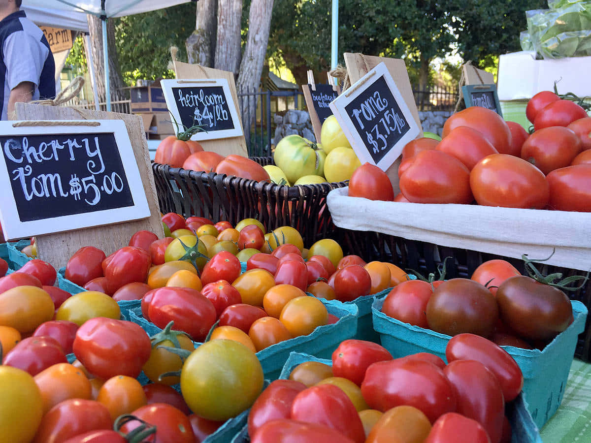 A Vibrant And Bustling Farmer's Market Wallpaper