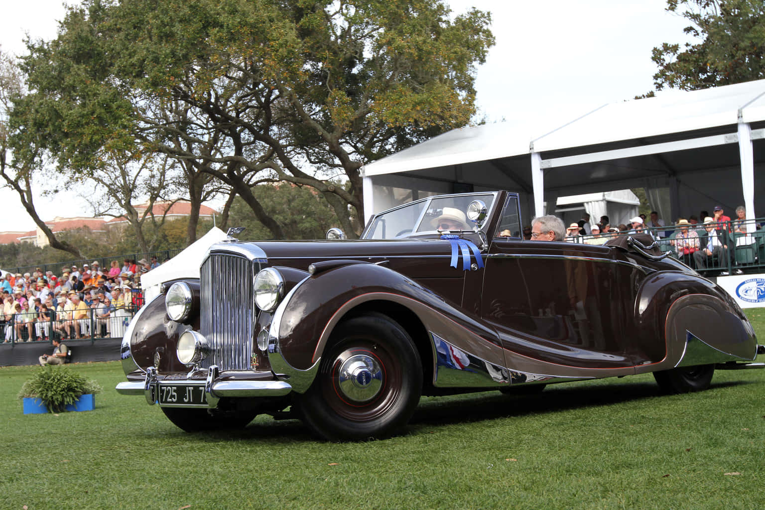 A Vintage Bentley Mark Vi In Pristine Condition Wallpaper