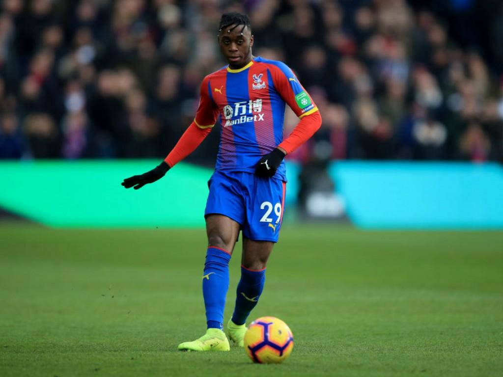 Aaron Wan-bissaka Neon Side Kick Wallpaper