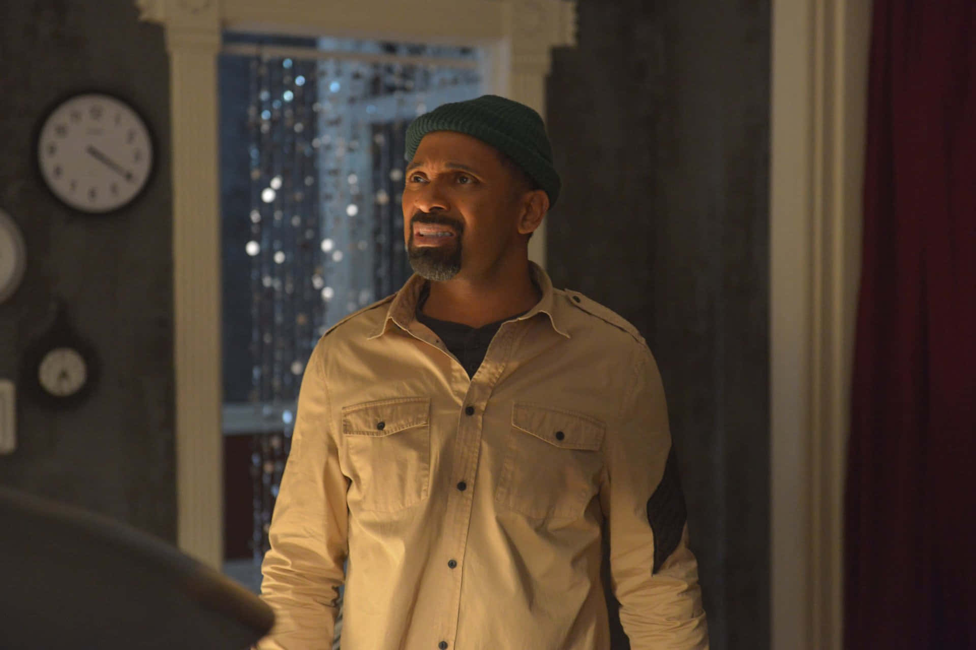 Acclaimed Comedian Mike Epps In Action Wallpaper