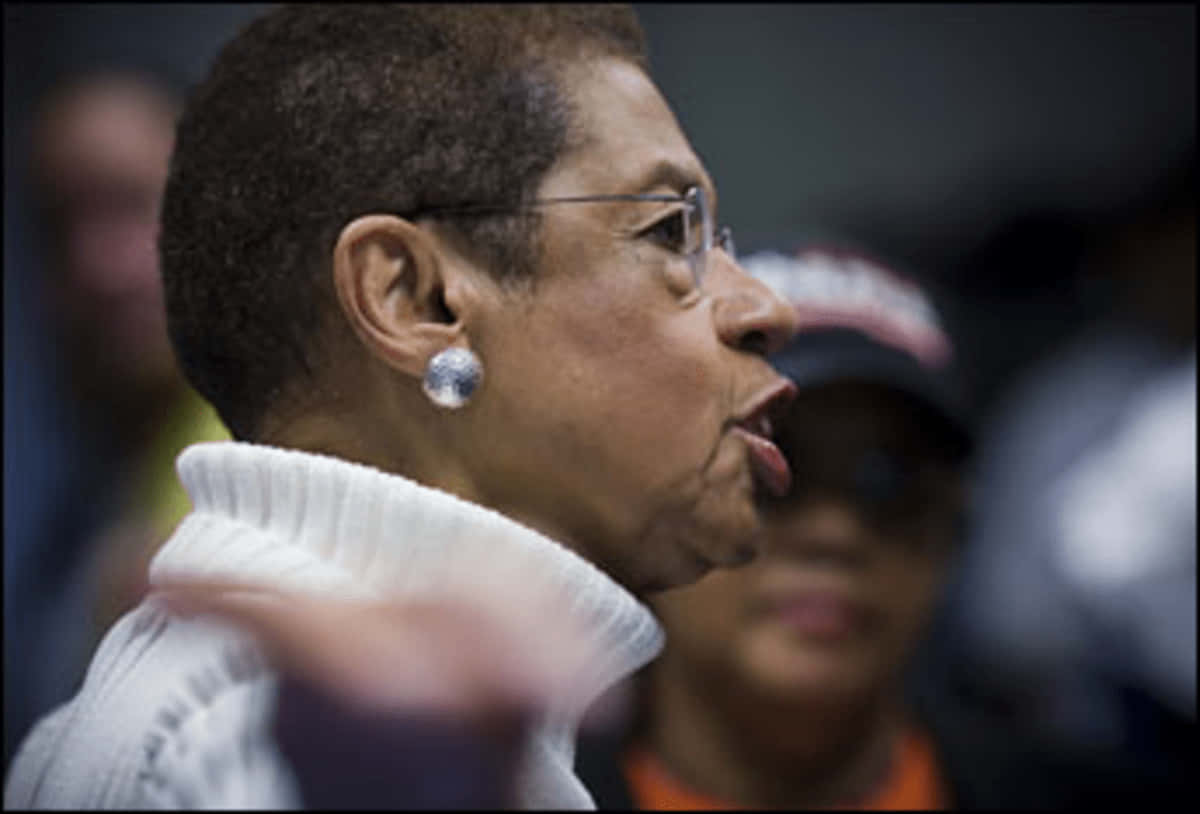 Activist Eleanor Holmes Norton Delivering A Speech Wallpaper