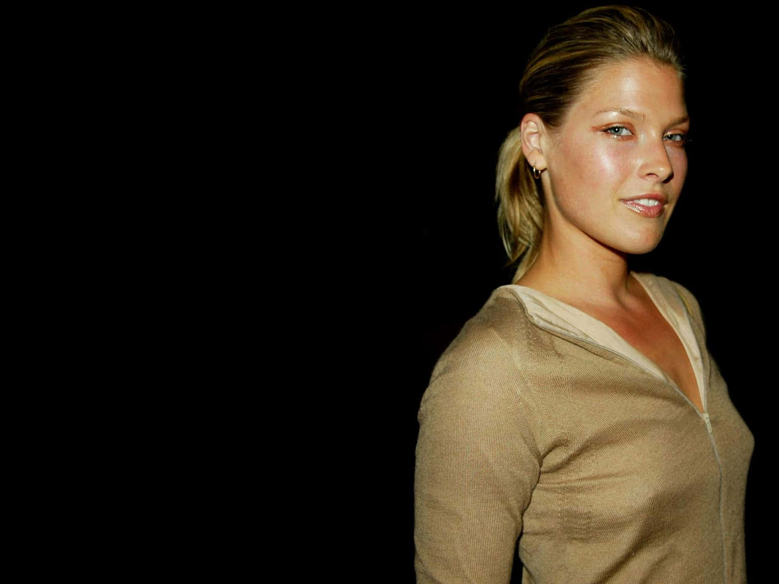 Actor Ali Larter Looks Gorgeous Wallpaper