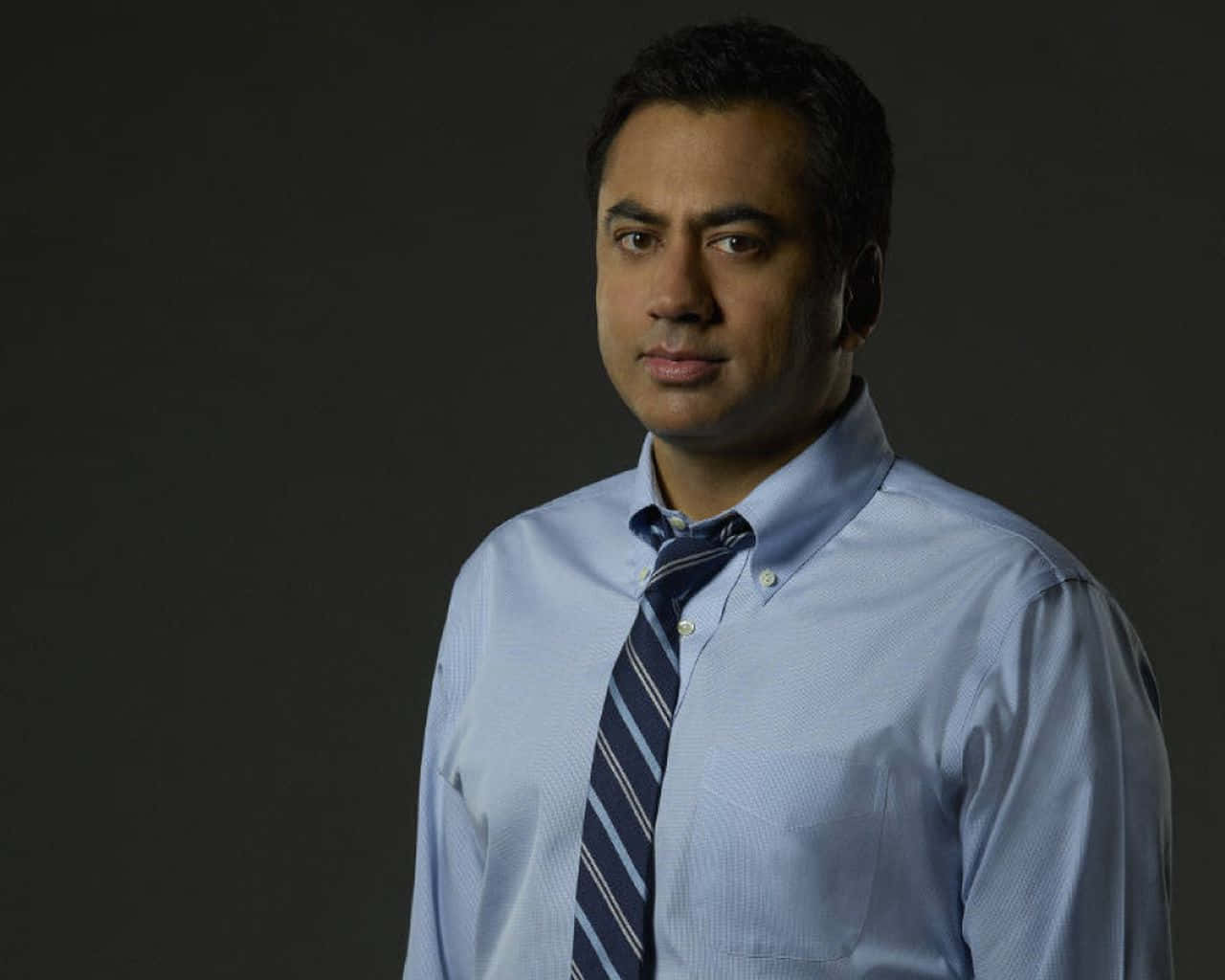 Actor Kal Penn Poses For A Photo Wallpaper