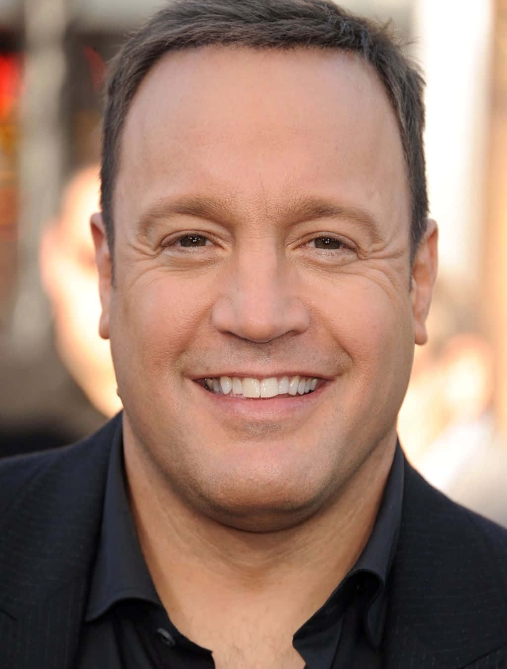 Actor Kevin James Brings His Signature Humor To The Big Screen. Wallpaper