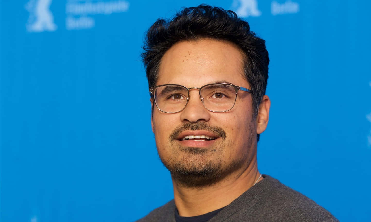 Actor Michael Peña Talks To Fans At Comic Con Wallpaper