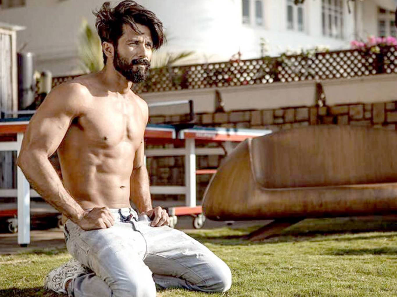 Actor Shahid Kapoor Shirtless Wallpaper