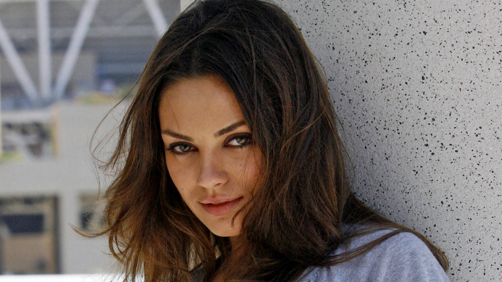 Actress Mila Kunis Natural Makeup Look Wallpaper