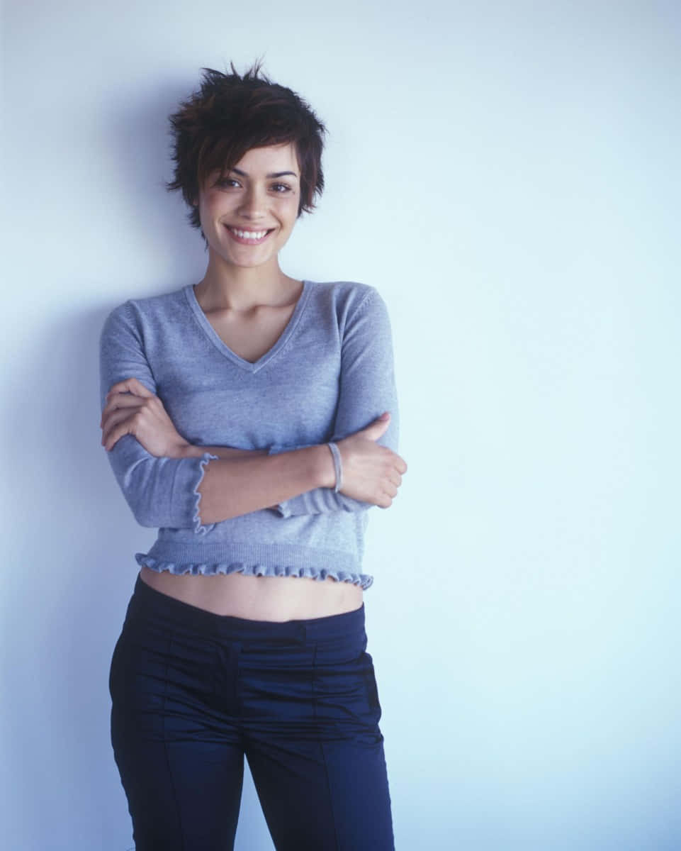 Actress Shannyn Sossamon's Alluring Pose Wallpaper