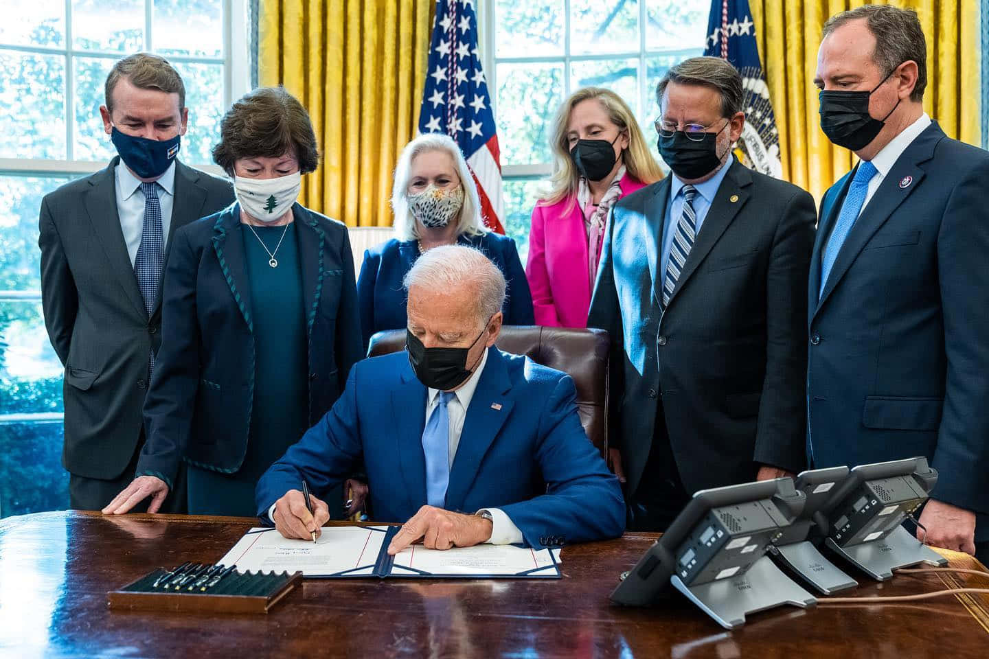 Adam Schiff With The Us President Wallpaper