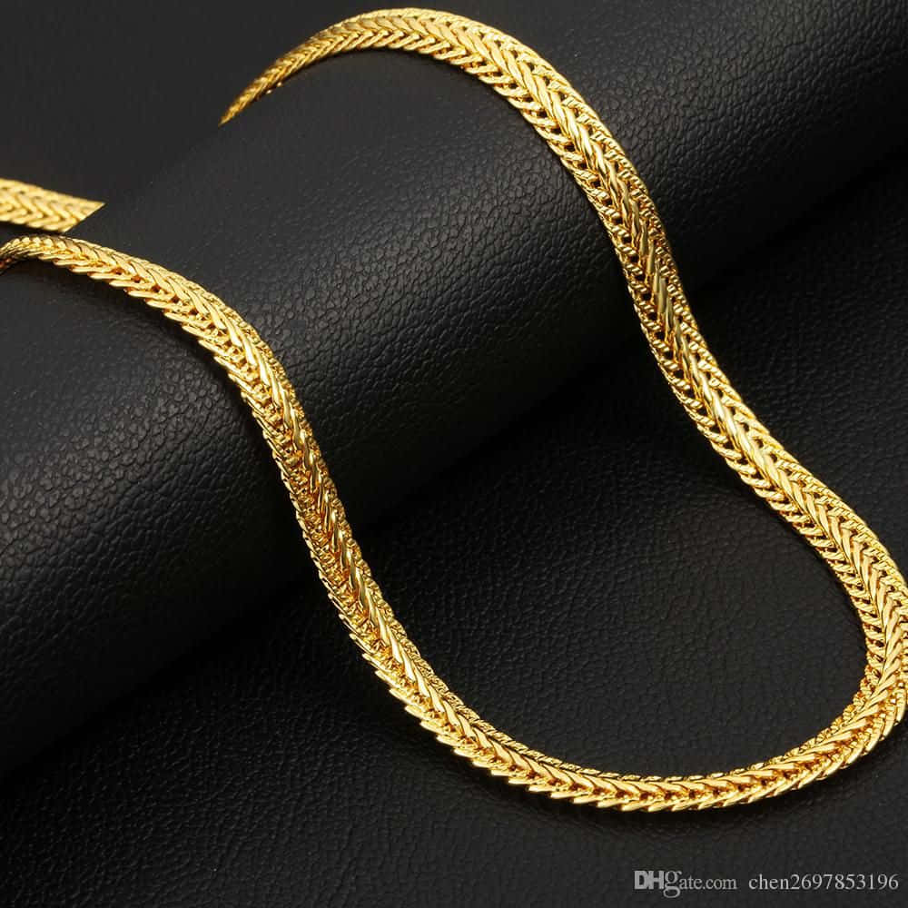 Add Elegance To Your Wardrobe With This Unique Gold Chain Wallpaper