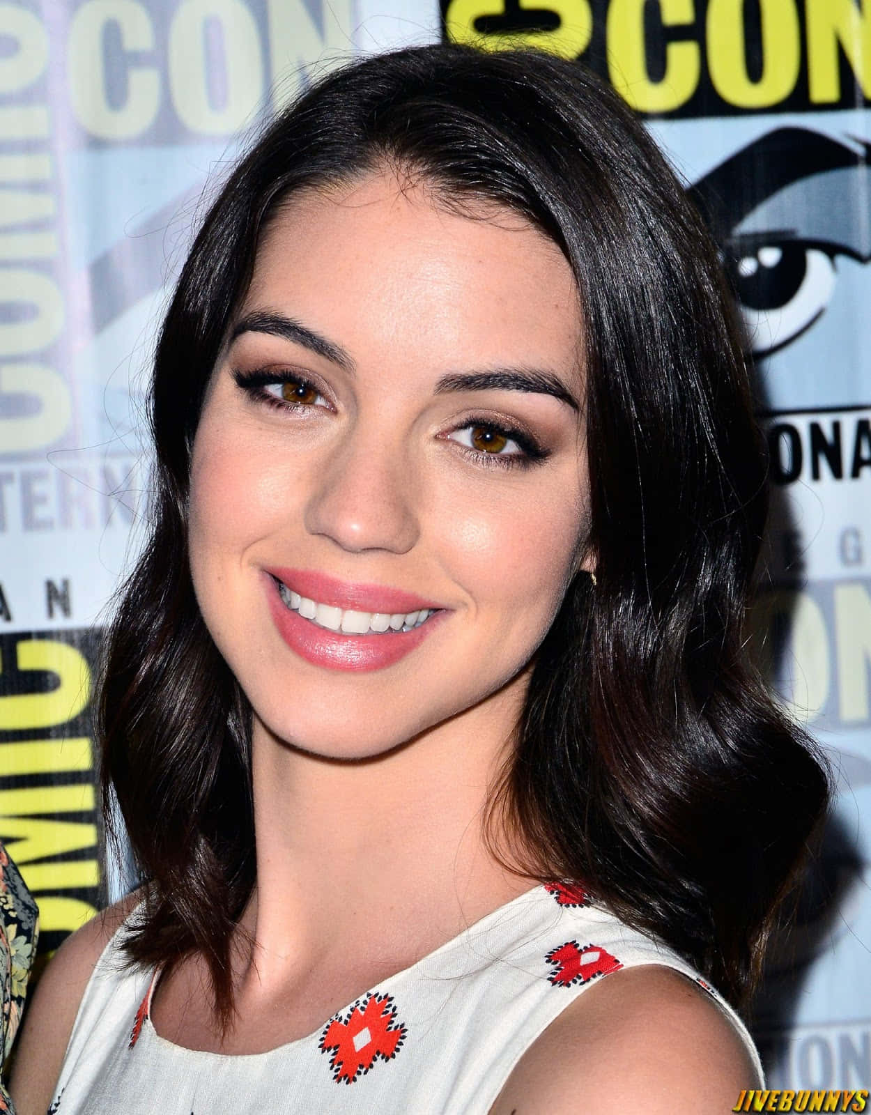 Adelaide Kane Smilingat Comic Con Wallpaper