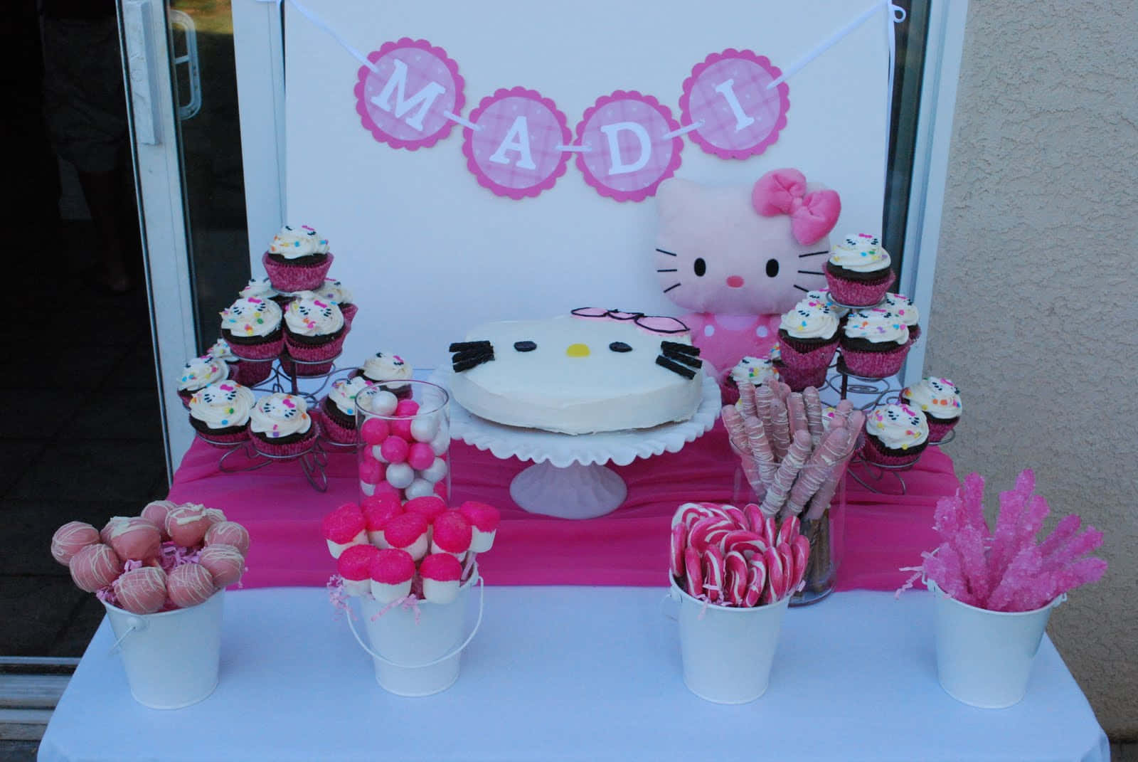 Adorable Hello Kitty Party Celebration Wallpaper