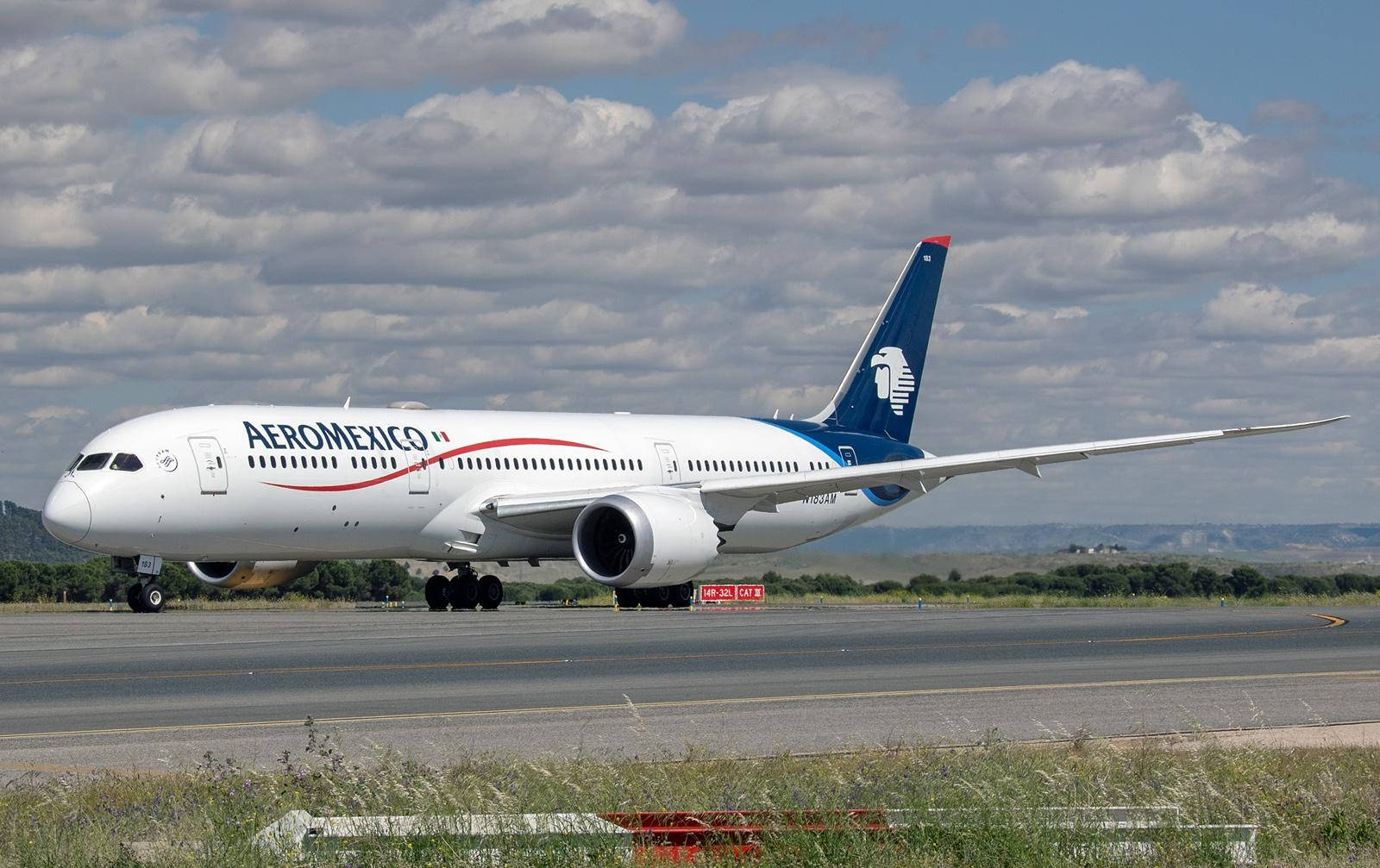 Aeromexico Airline Boeing E-4b On Runway Wallpaper