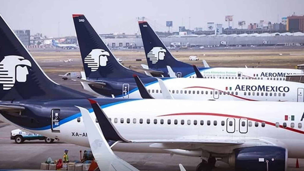 Aeromexico Boeing 737-800 At Mexico City International Airport Wallpaper