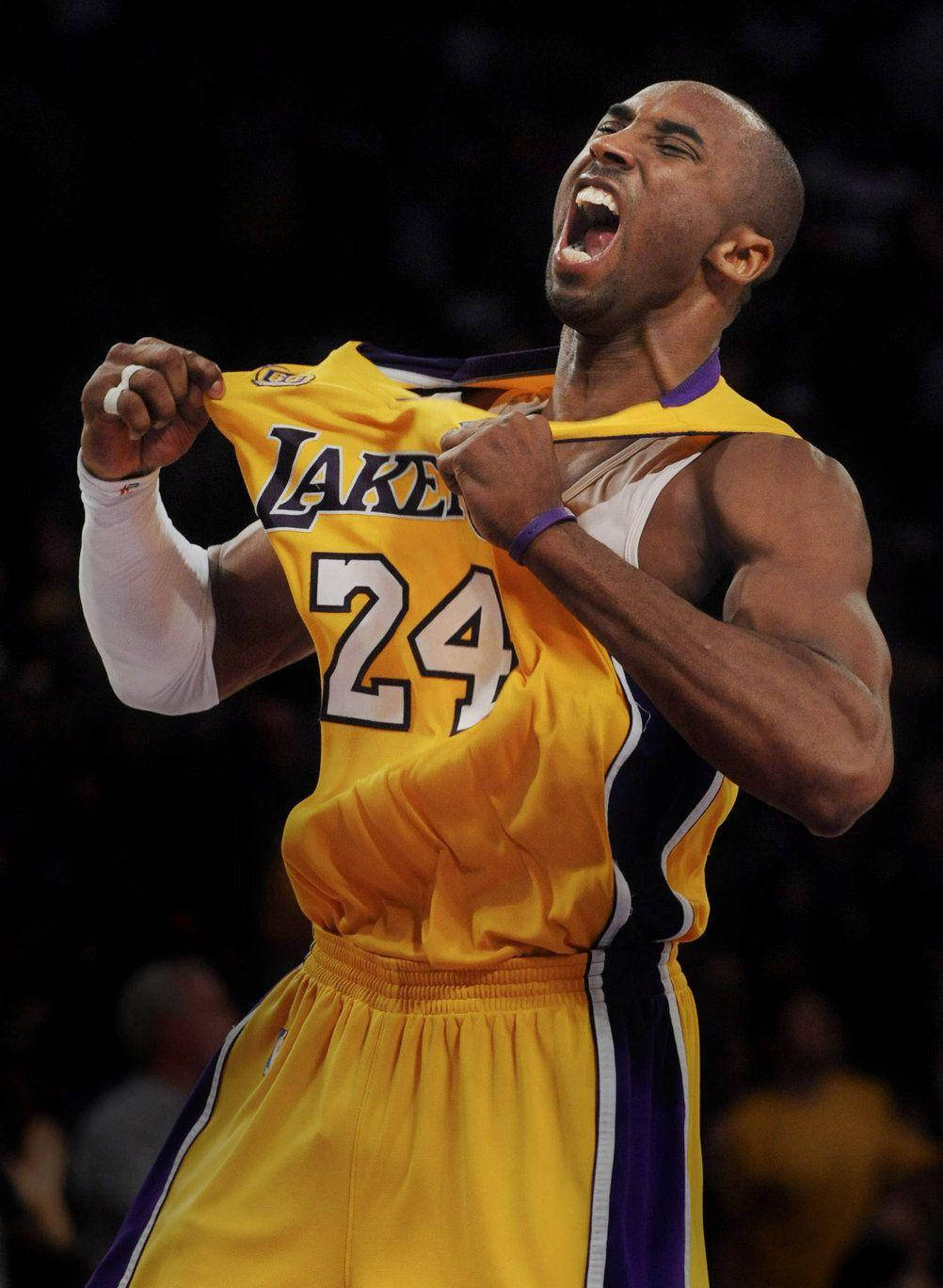 Aesthetic Kobe Bryant Shot While Shouting Wallpaper