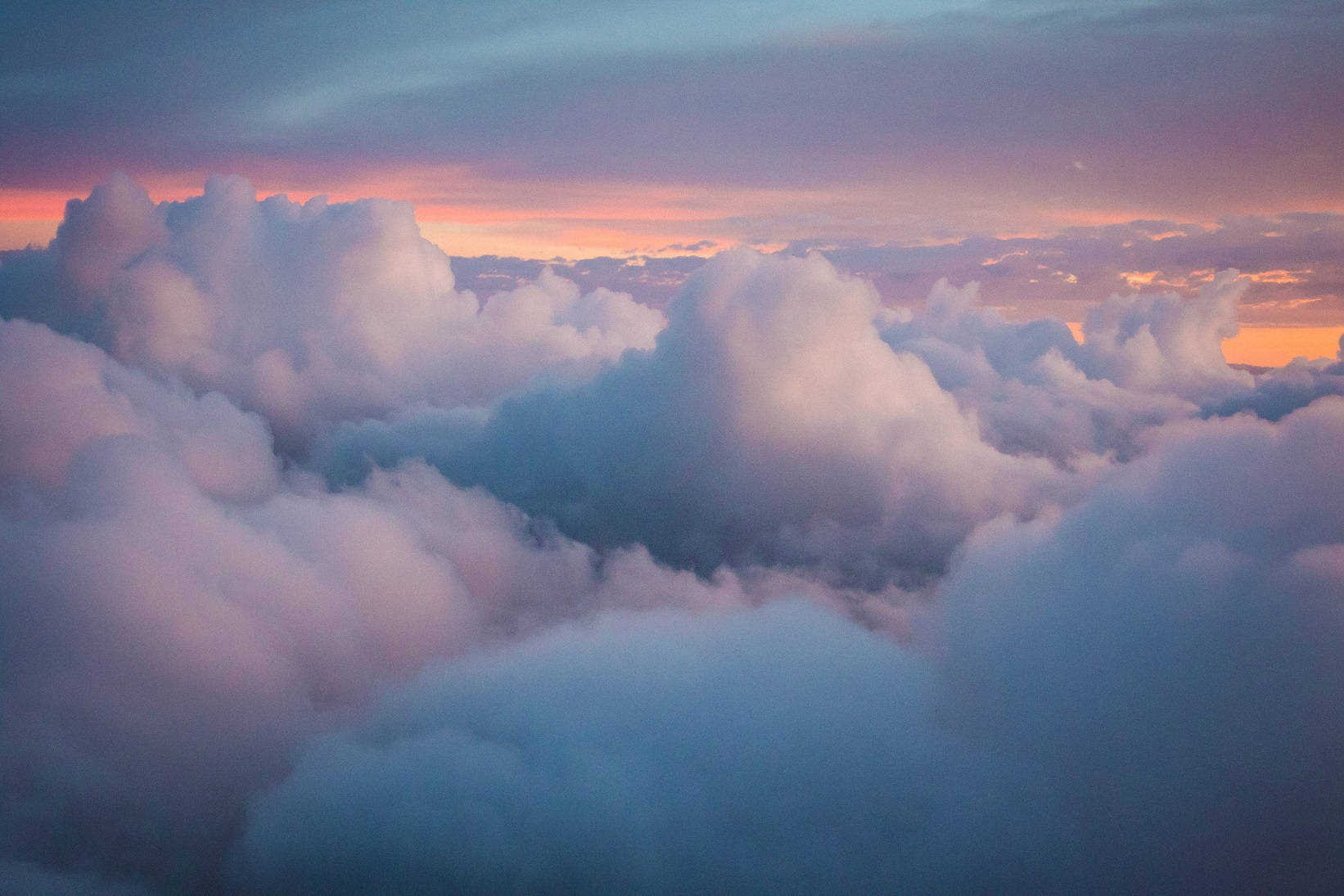 Aesthetic Sky And Thick Cumulus Clouds Wallpaper