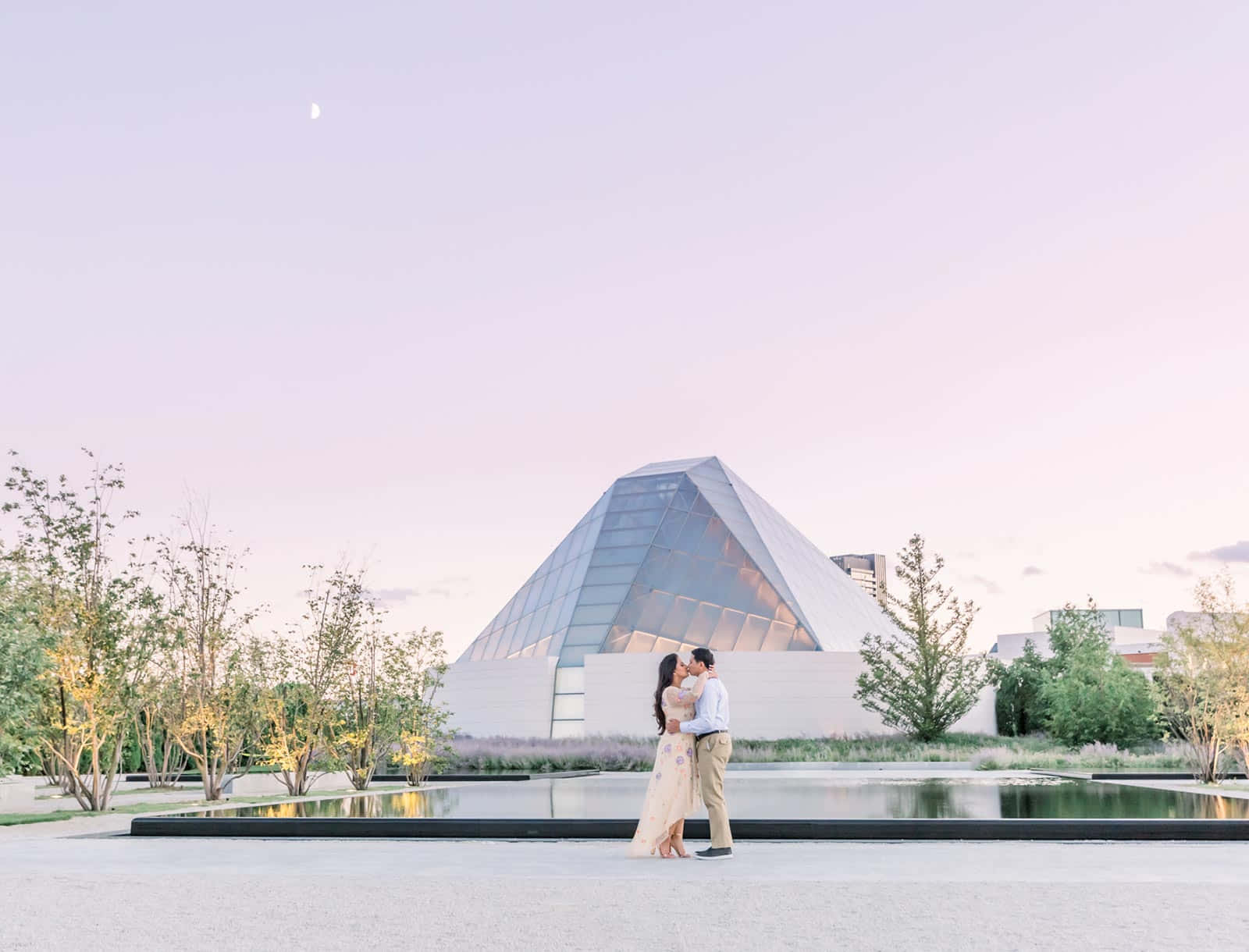 Aga Khan Museum Couple Embrace Wallpaper