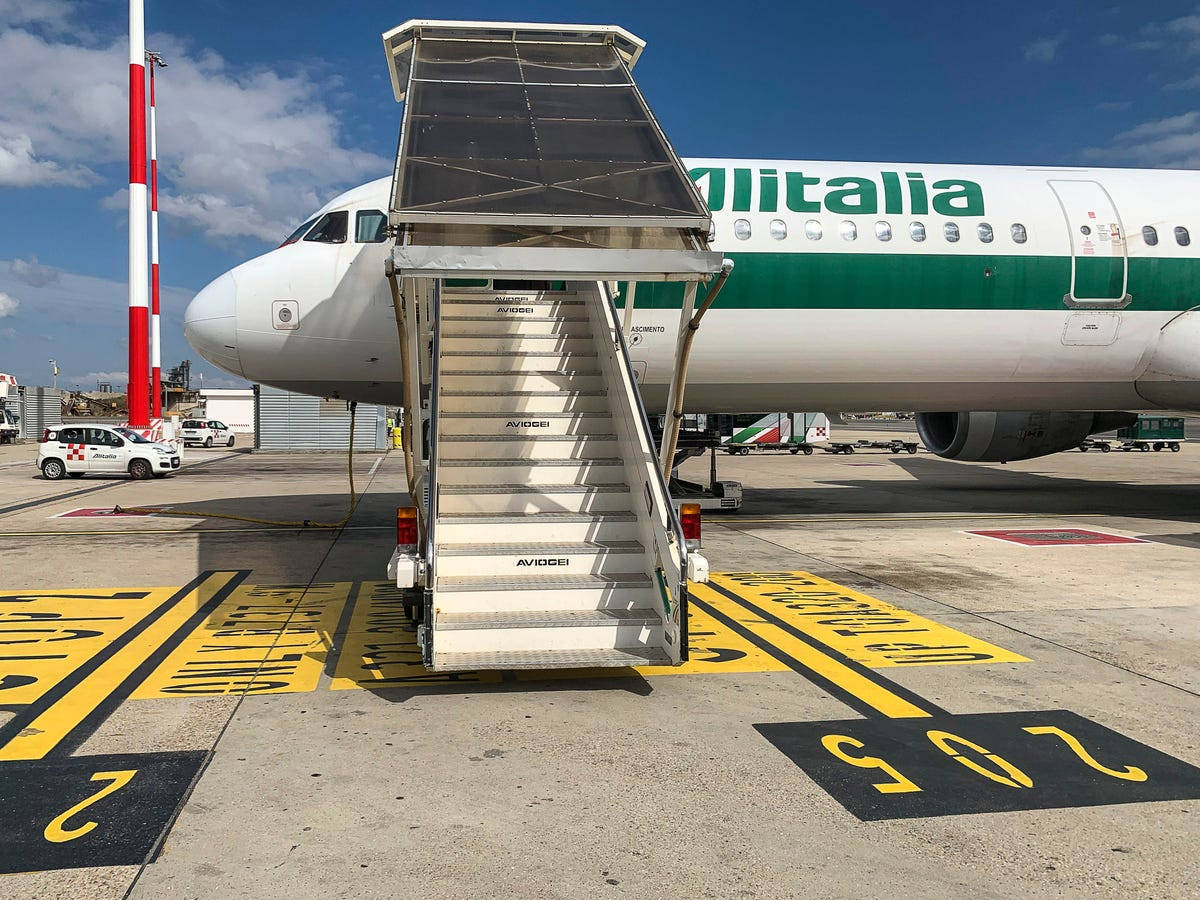 Airstairs Alitalia Wallpaper