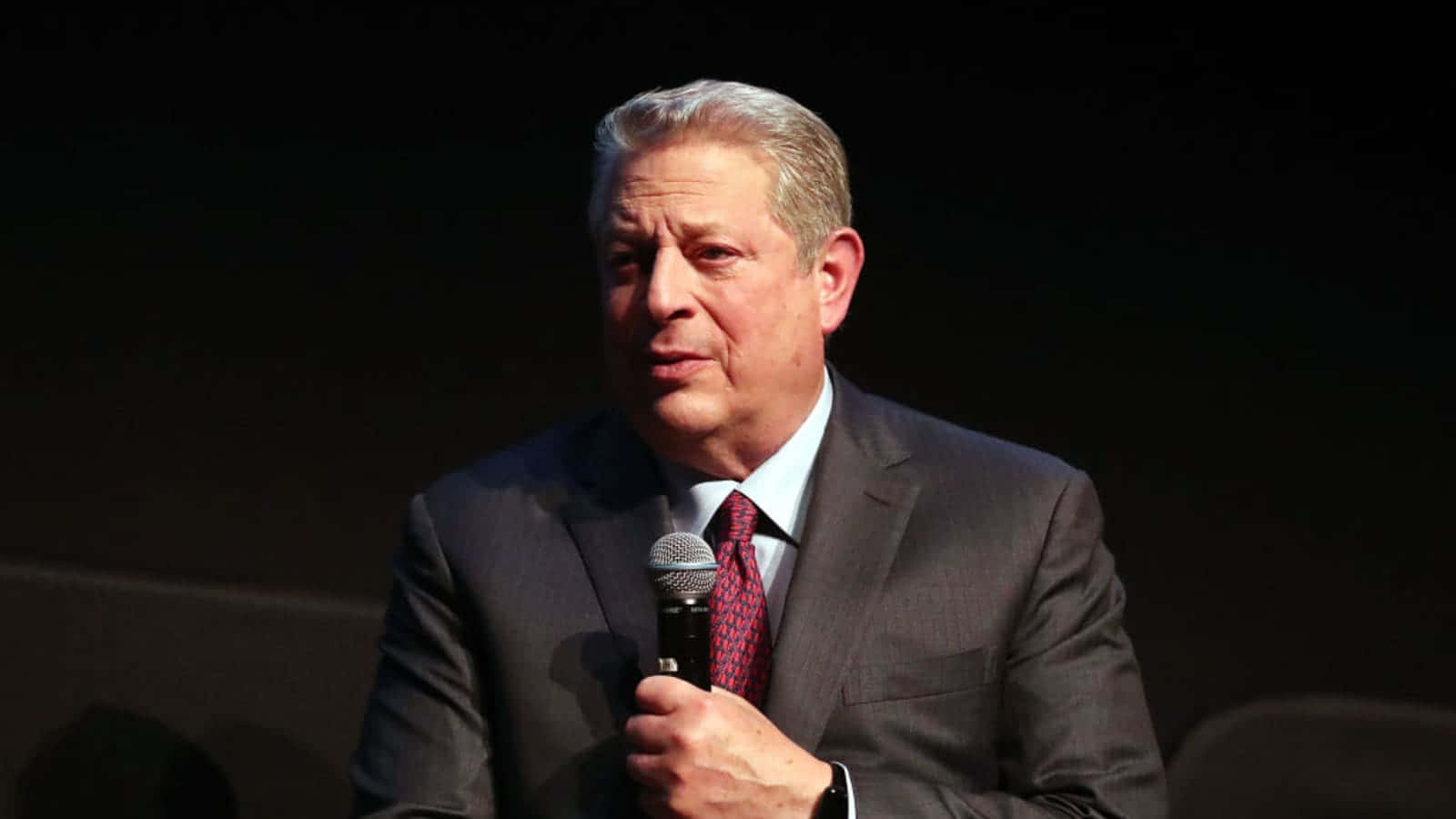 Al Gore Delivering A Speech Wallpaper