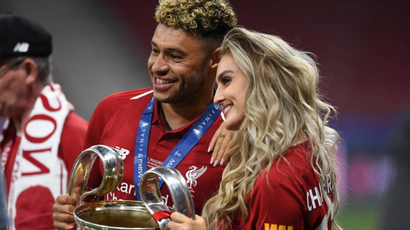 Alex Oxlade-chamberlain Perrie Edwards Side View Wallpaper