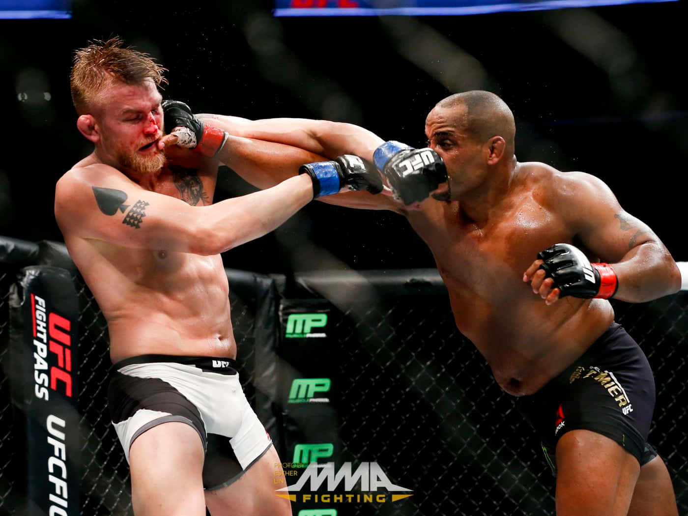 Alexander Gustafsson Fighting Daniel Cormier Wallpaper