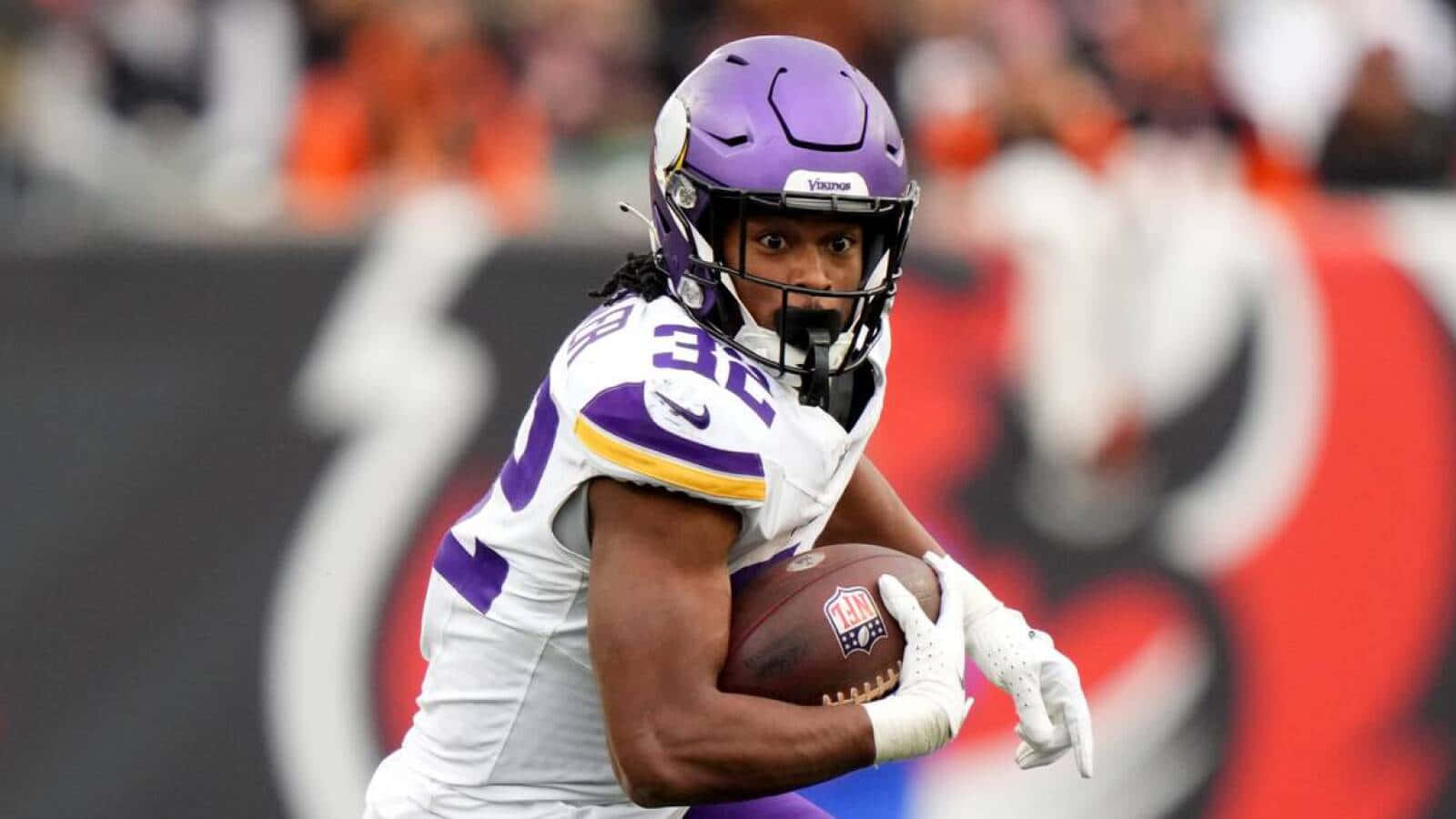 Alexander Mattison Vikings Running Back Action Wallpaper