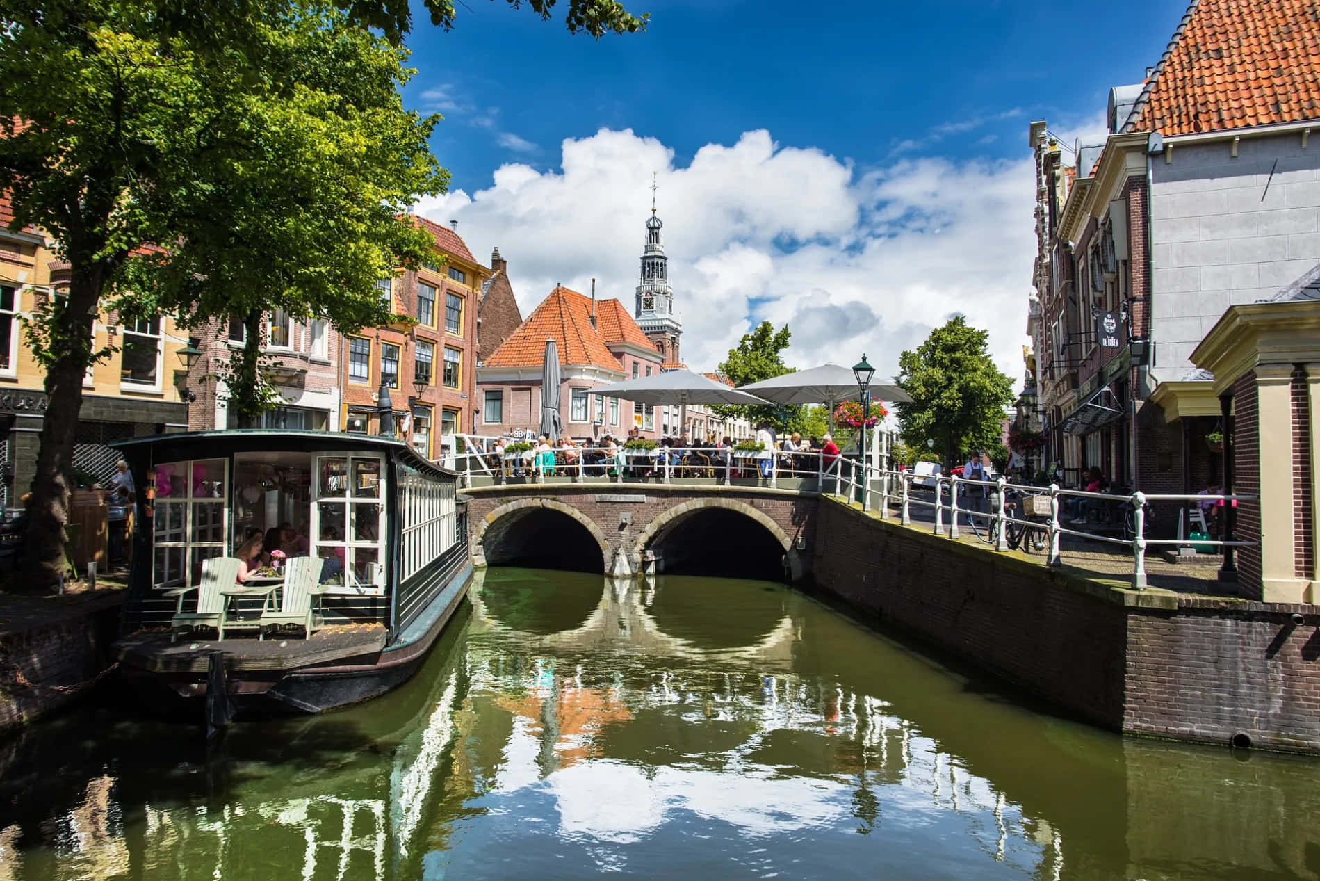 Alkmaar Canal Viewwith Bridgeand Historic Buildings Wallpaper