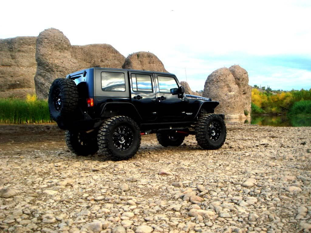 All-black Jeep Rubicon Wallpaper