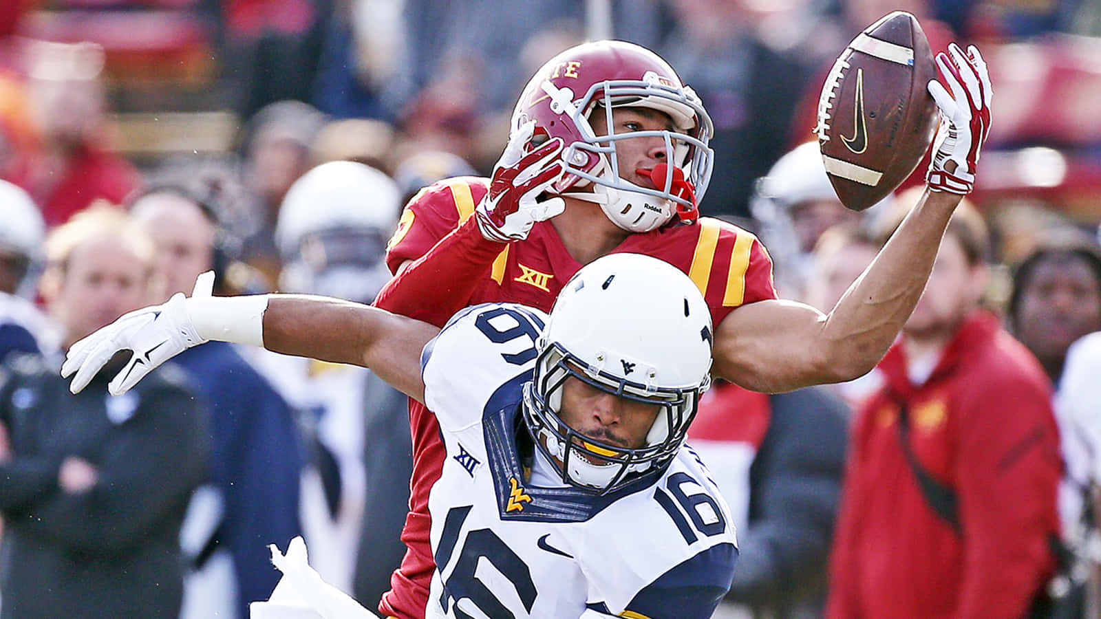 Allen Lazard Catching Football During Game Wallpaper