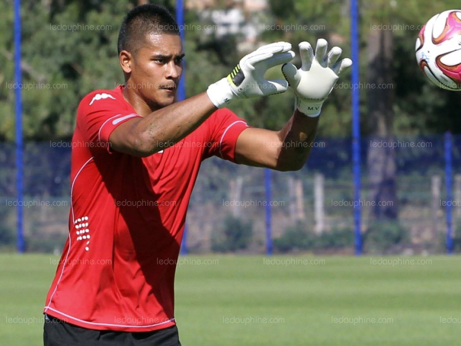 Alphonse Areola Catching A Ball Wallpaper