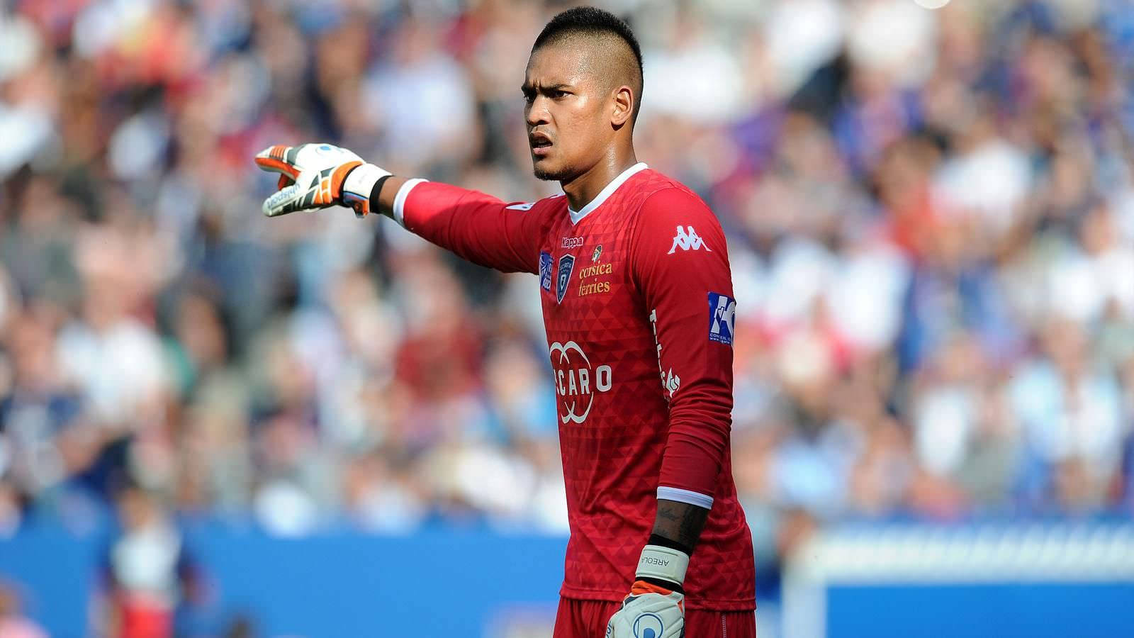 Alphonse Areola Pointing To His Right Wallpaper