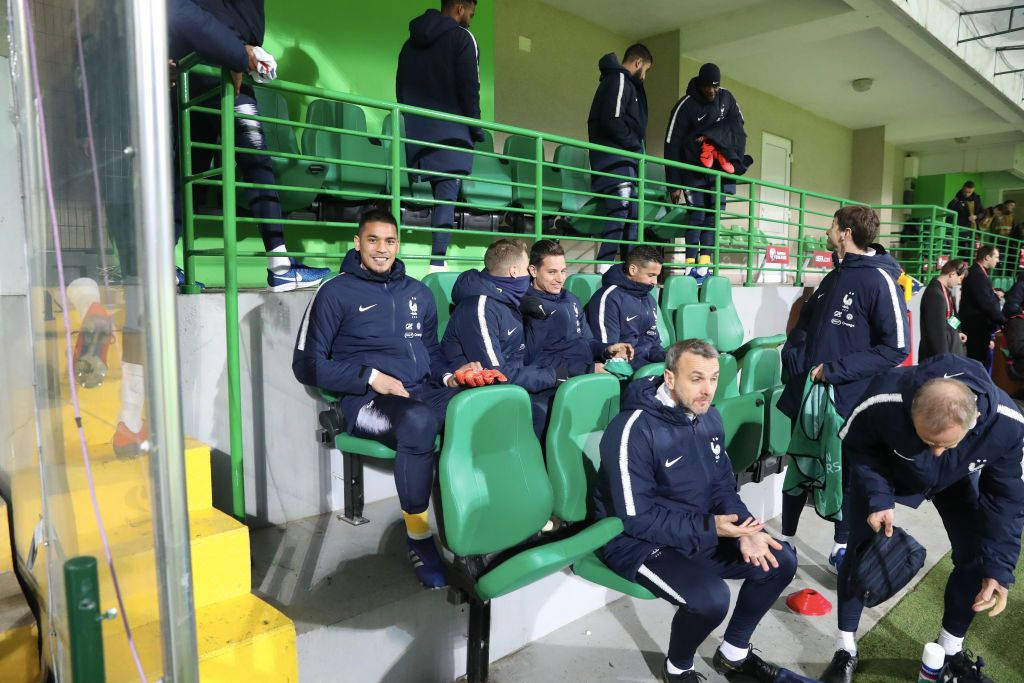 Alphonse Areola Sitting With Teammates Wallpaper