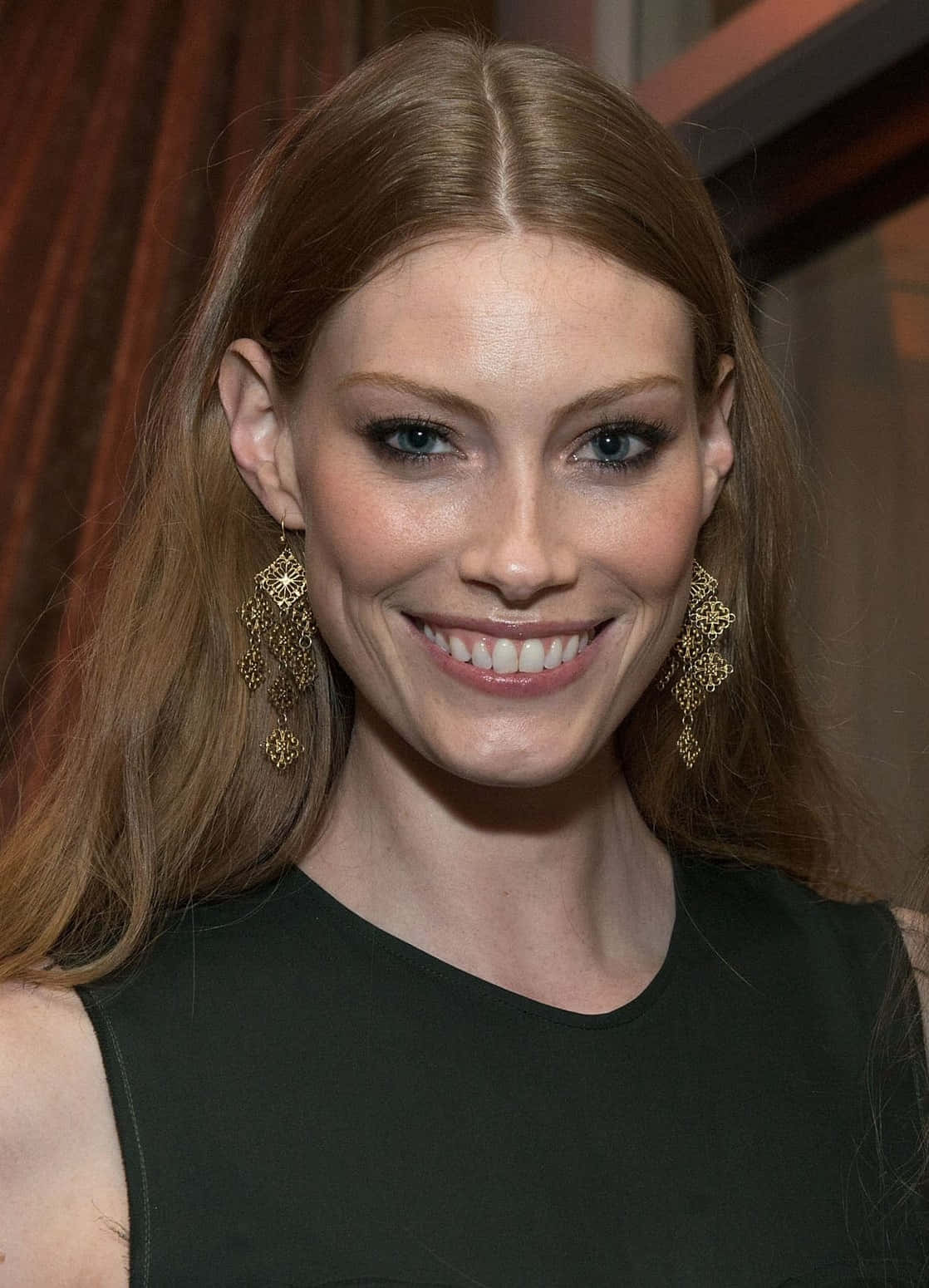 Alyssa Sutherland Smiling Portrait Wallpaper