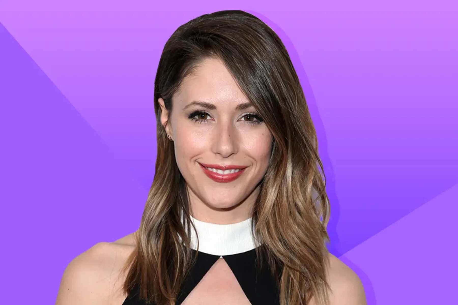 Amanda Crew Elegant Portrait Wallpaper