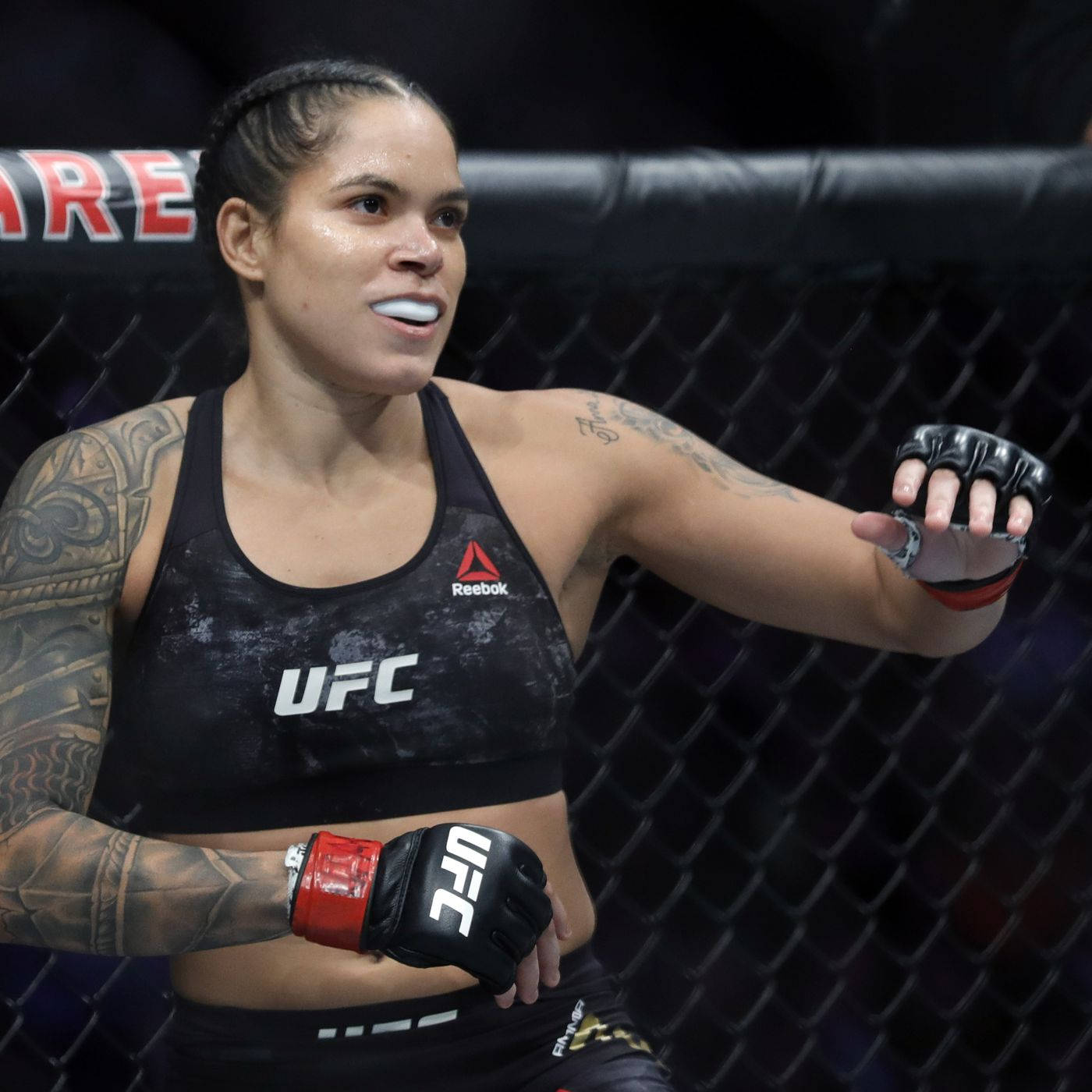 Amanda Nunes Readying Wallpaper