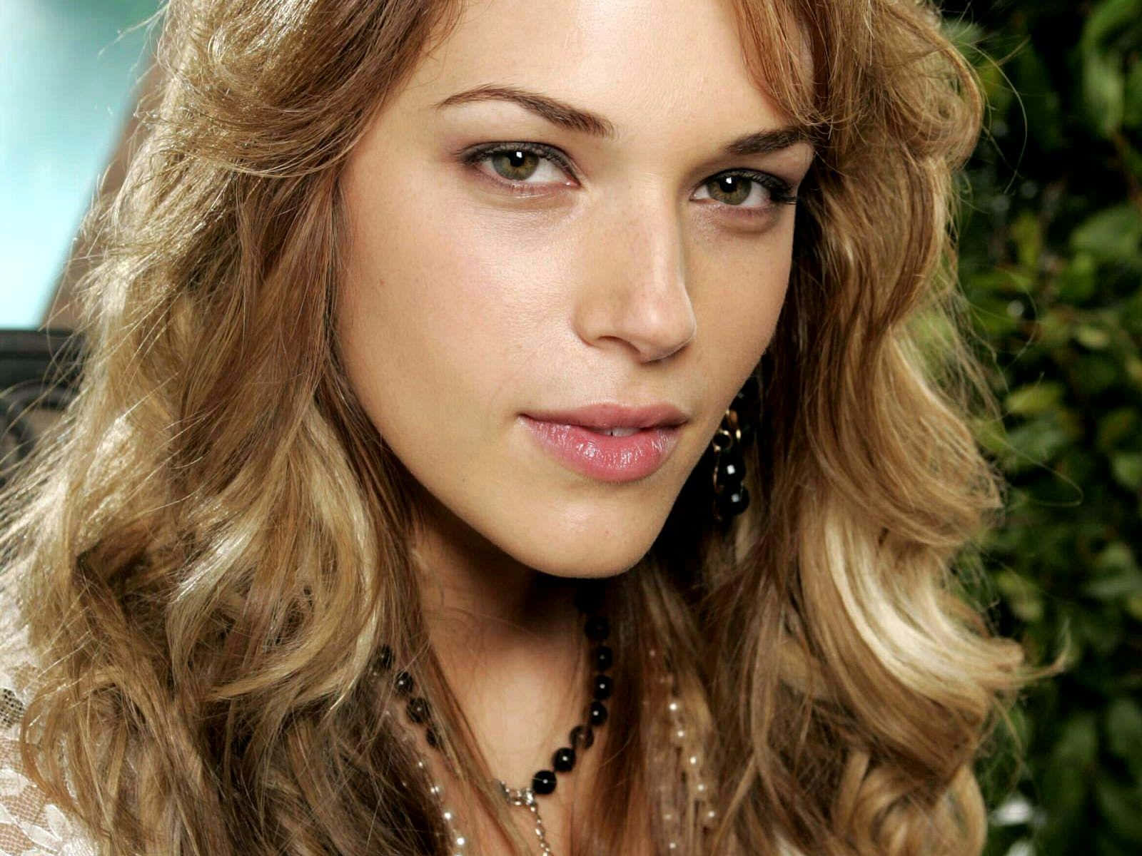 Amanda Righetti Portrait Wallpaper