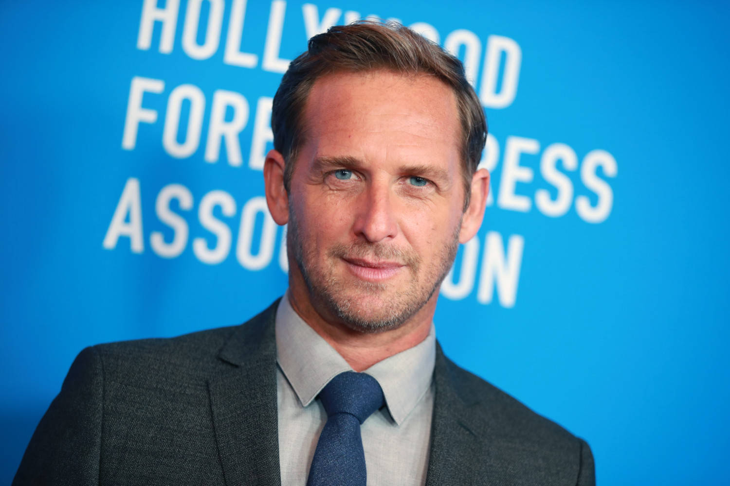 American Actor Josh Lucas Hfpa Grants Banquet Wallpaper