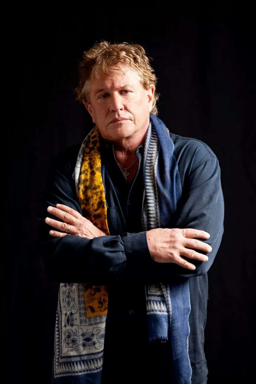 American Actor Tom Berenger In A Classic Pose Wallpaper