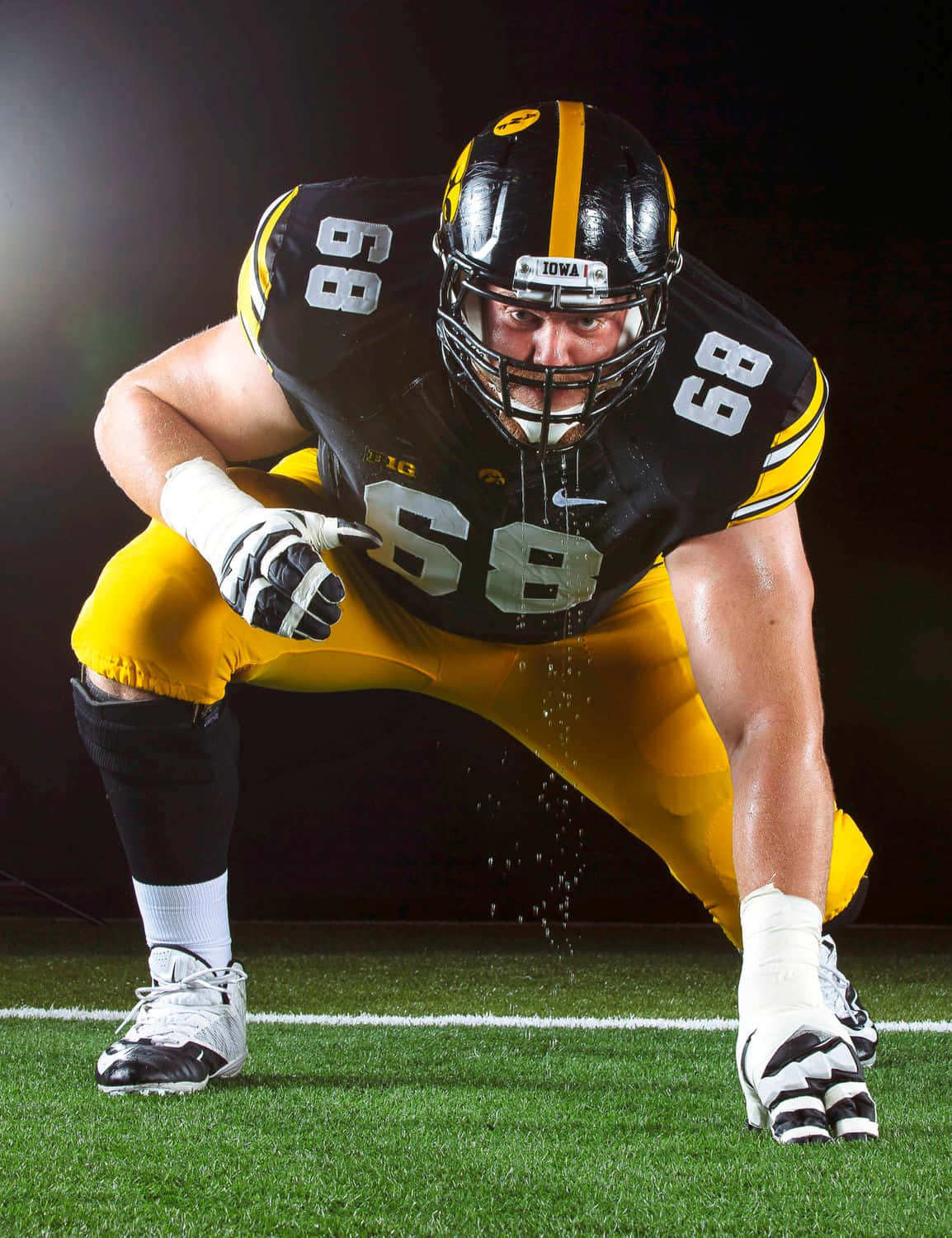 American Football Guard Brandon Scherff Three Point Stance Wallpaper